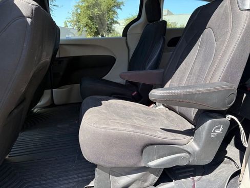 Used 2017 Chrysler Pacifica Touring FWD image 9