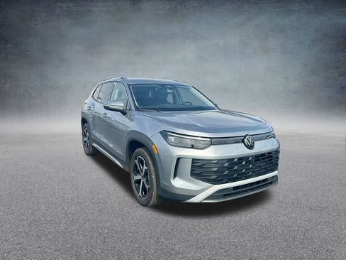 New 2025 Volkswagen Tiguan SE image 33