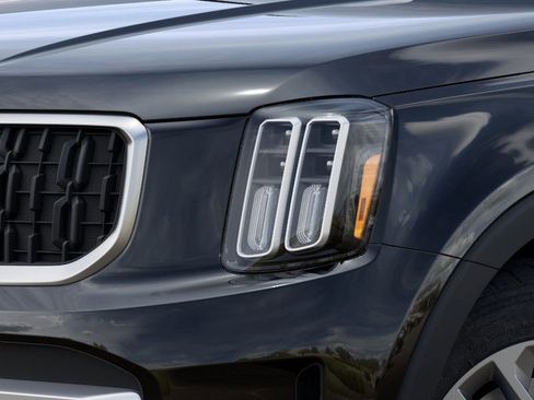 Certified 2025 Kia Telluride LX image 10