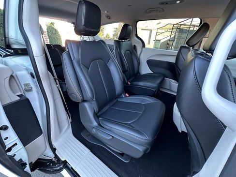 Used 2024 Chrysler Pacifica Limited image 21