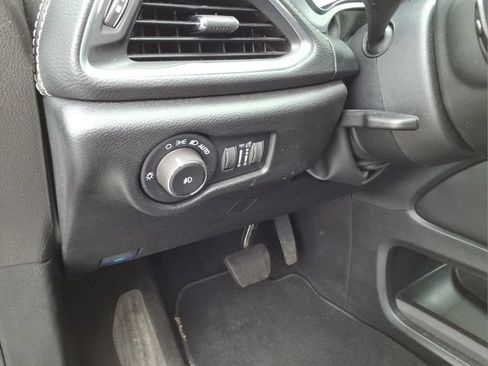 Used 2025 Chrysler Pacifica Limited FWD image 13