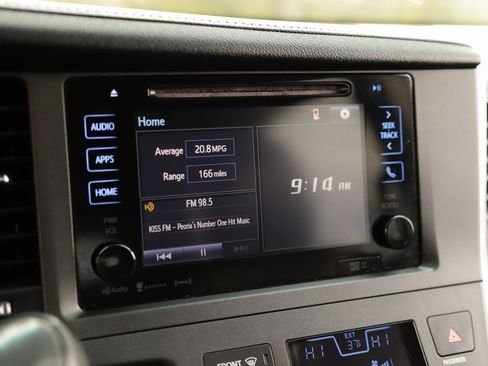 Used 2017 Toyota Sienna SE image 13