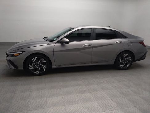 Used 2024 Hyundai Elantra SEL w/ Convenience Package FWD image 2