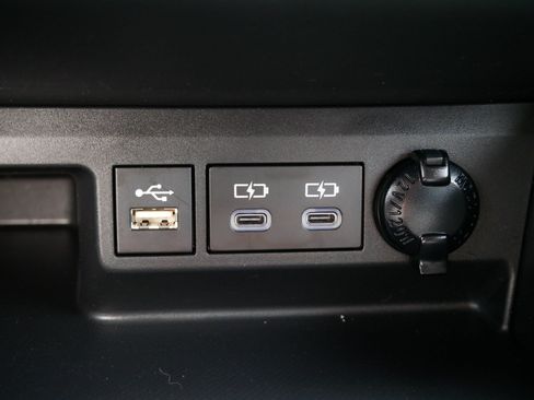 Used 2023 Toyota Highlander XLE AWD/4WD image 32