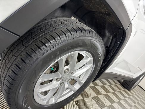 Used 2024 Jeep Grand Cherokee Laredo X image 33