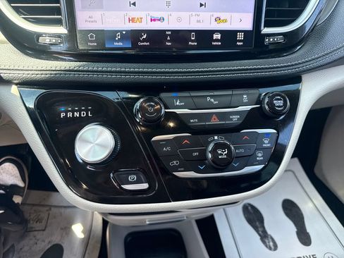 Used 2024 Chrysler Pacifica Limited FWD image 33