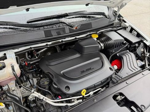 Used 2025 Chrysler Pacifica Select image 51