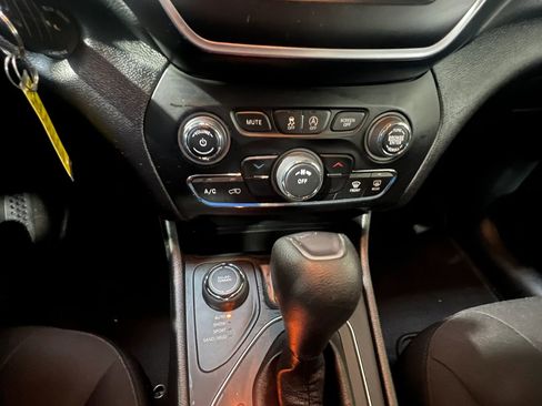 Used 2020 Jeep Cherokee Latitude AWD/4WD image 23