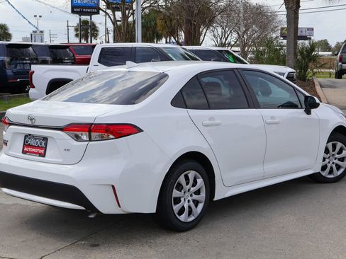 Used 2022 Toyota Corolla LE image 2