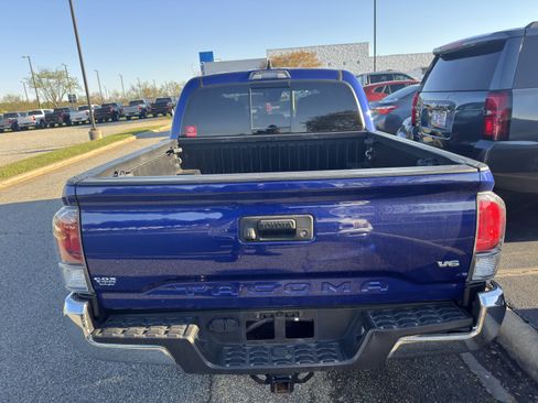 Used 2022 Toyota Tacoma TRD Off-Road image 8