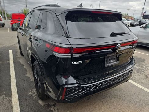 Used 2025 Volkswagen Tiguan SE R-Line image 2