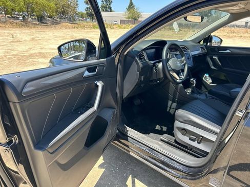 Used 2023 Volkswagen Tiguan SE FWD image 9