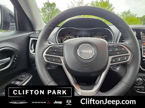 Used 2022 Jeep Cherokee Limited w/ Elite Package AWD/4WD image 17
