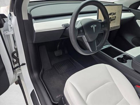 Used 2022 Tesla Model Y Long Range image 10