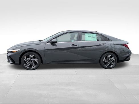 Used 2025 Hyundai Elantra Limited FWD image 4