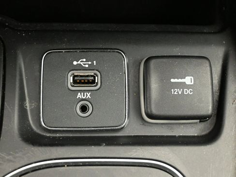 Used 2020 Jeep Cherokee Latitude w/ Cold Weather Group FWD image 18