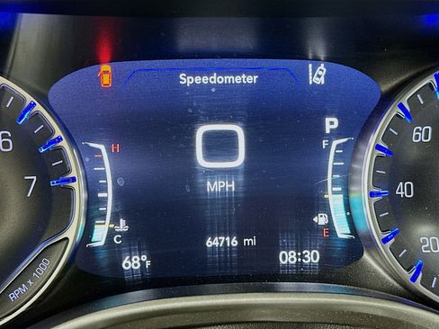 Used 2023 Chrysler Pacifica Touring-L image 19