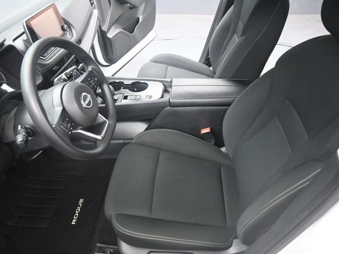 Used 2024 Nissan Rogue S image 9