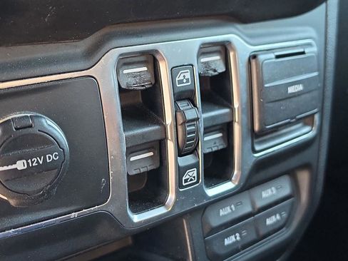 Used 2018 Jeep Wrangler Unlimited Sahara AWD/4WD image 24