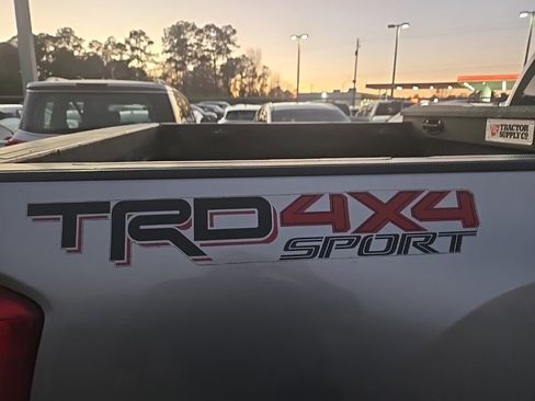 Used 2017 Toyota Tacoma 4x4 Double Cab image 7