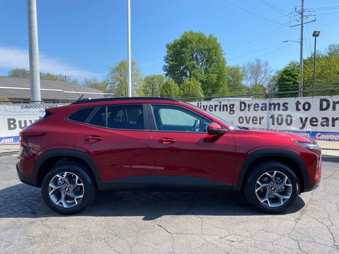 Used 2025 Chevrolet Trax LT w/ LT Convenience Package FWD image 2