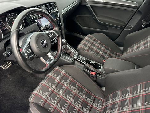 Used 2018 Volkswagen GTI SE image 10
