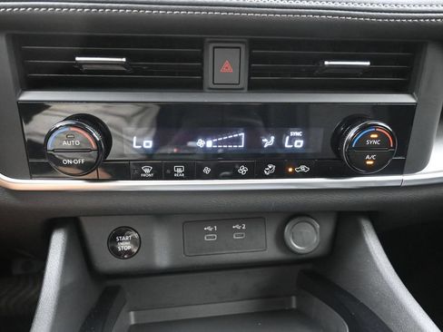 Certified 2024 Nissan Rogue SV FWD image 17