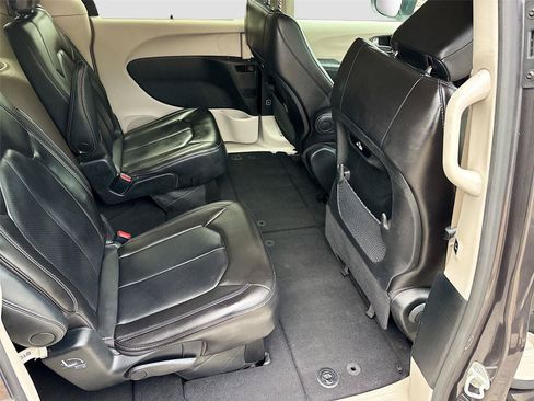 Used 2023 Chrysler Pacifica Touring-L FWD image 28