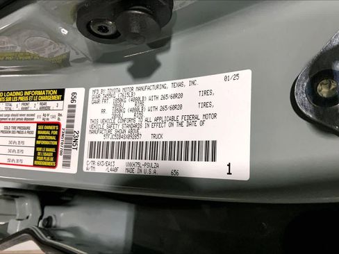 Used 2025 Toyota Tundra Limited AWD/4WD image 37