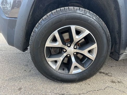 Used 2018 Jeep Cherokee Trailhawk w/ Cold Weather Group AWD/4WD image 33