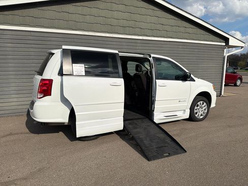 Used 2016 Dodge Grand Caravan SE w/ Quick Order Package 29E SE image 3