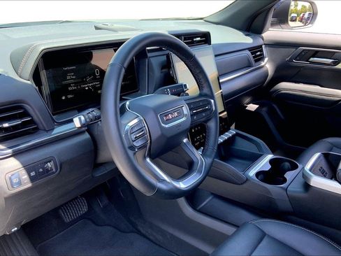 Used 2025 GMC Terrain Elevation w/ Elevation Premium Package FWD image 13