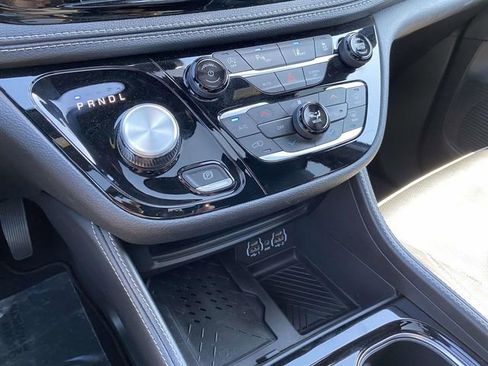 Used 2025 Chrysler Pacifica Limited FWD image 20
