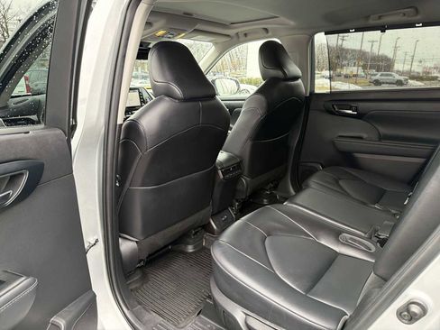 Used 2022 Toyota Highlander XLE image 12