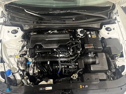 Used 2025 Hyundai Elantra SE image 11