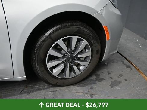 Used 2024 Chrysler Pacifica Select FWD image 20