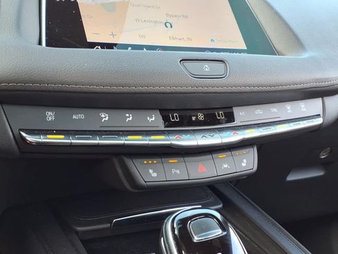 Used 2022 Cadillac XT4 Luxury w/ Cold Weather Package AWD/4WD image 19