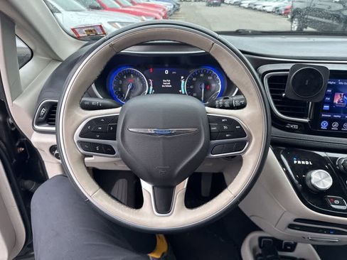 Used 2017 Chrysler Pacifica Limited FWD image 11