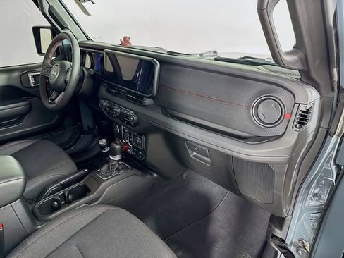 Used 2024 Jeep Gladiator Rubicon w/ Convenience Group AWD/4WD image 32