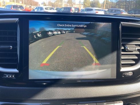 Used 2023 Chrysler Pacifica Touring-L image 27