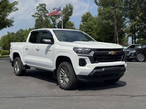 Used 2023 Chevrolet Colorado LT w/ LT Convenience Package II AWD/4WD image 2