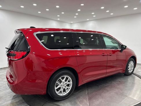 Used 2024 Chrysler Pacifica Touring-L image 39