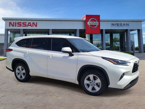 Used 2021 Toyota Highlander LE FWD image 2