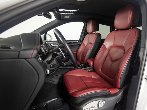 Certified 2024 Porsche Macan AWD/4WD image 5