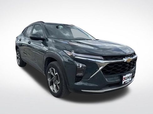 Used 2025 Chevrolet Trax LT FWD image 6
