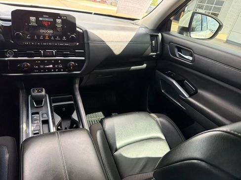 Used 2024 Nissan Pathfinder SL FWD image 20