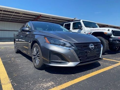 Used 2025 Nissan Altima 2.5 SV FWD image 2