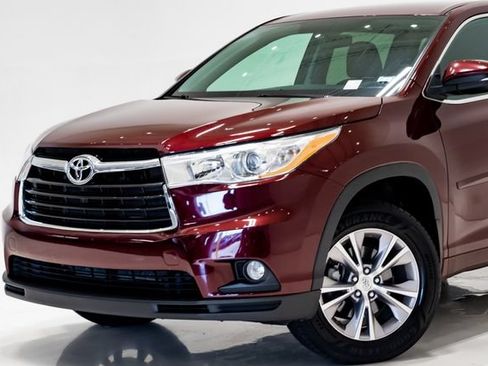 Used 2015 Toyota Highlander Plus AWD/4WD image 2