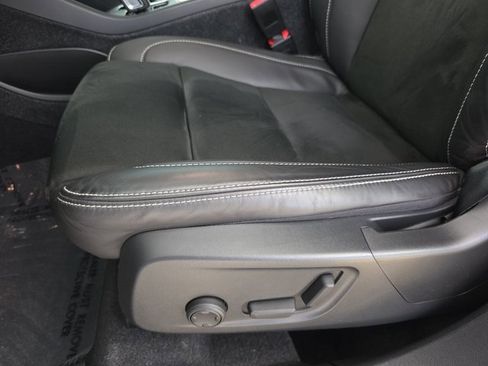 Used 2022 Volvo XC40 T5 R-Design w/ Advanced Package image 30