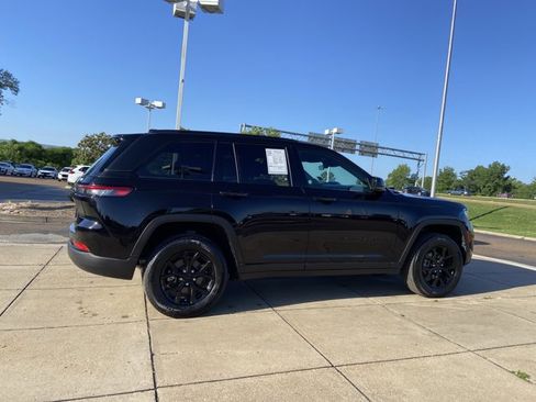 Used 2025 Jeep Grand Cherokee Altitude AWD/4WD image 12